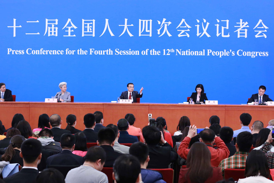 In photos: Premier Li Keqiang meets press