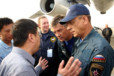 Head of Russian rescue team communicates with Chinese rescuers on information of the quake-hit region at an airport in Chengdu, capital of southwest China's Sichuan Province, May 16, 2008. Rescue teams from Russia arrived here on Friday to assist local disaster relief efforts. The first batch of 51 Russian rescuers headed for Mianzhu City soon after their arrival in Chengdu. The second group of Russian rescuers are expected to arrive in Chengdu on Saturday morning.