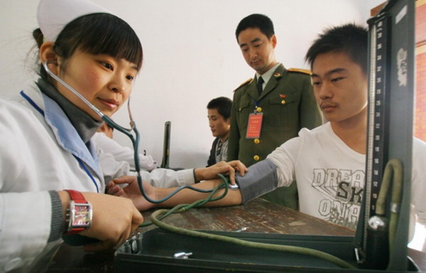 Military hopefuls go through physicals