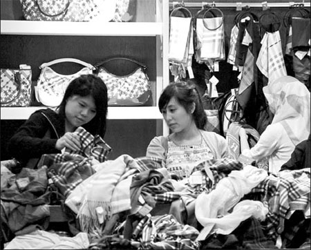 Chinese shoppers are spending more on luxury products abroad this Christmas, despite the current world economic downturn. Chinese grab luxury goods abroad