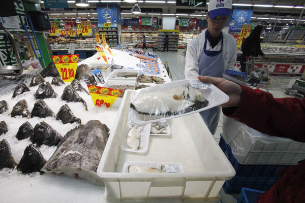A salesman promotes cod in a supermarket in Shanghai on Wednesday. Something fishy going on in cod market