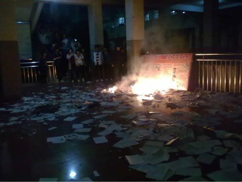 Students burn books in protest of excessive charges at Jingshan No 1 Senior High School, April 5, 2012. School officials dismissed after book burning