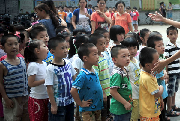Students wait in line for a group activity in a primary school in Fuzhou, Fujian province, in August. Liu Tao / for China Daily Should boys start school after girls?