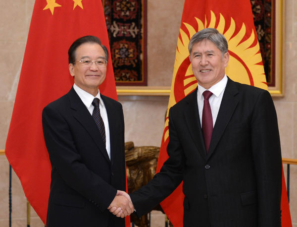 Premier Wen Jiabao, left, meets with Kyrgyz President Almazbek Atambayev in Bishkek, the capital of Kyrgyzstan, on Dec 4, 2012. China, Kyrgyzstan agree to strengthen cooperation