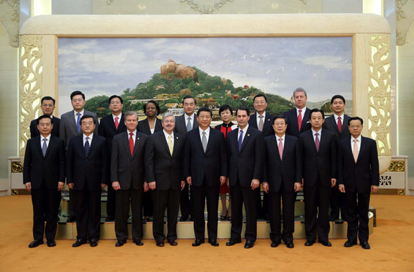 Chinese President Xi Jinping poses for a group photo with Chinese and US governors at the the second China-US governors' forum in Beijing, April 15, 2013.  President meets 'old friend' in Beijing