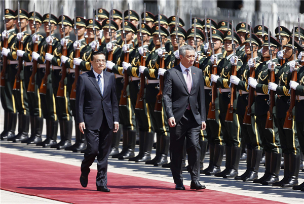 Singapore's Prime Minister Lee Hsien Loong (R) and China's Premier Li Keqiang inspect honor guards during a welcome ceremony outside the Great Hall of the People in Beijing, Aug 26, 2013. Singapore PM starts official visit to China