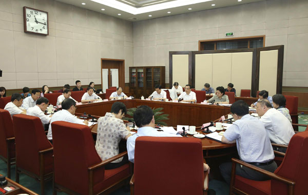 Premier Li Keqiang, rear center, who is also a member of the Standing Committee of the Political Bureau of the Communist Party of China Central Committee, presides over the first plenary meeting of China's leading group on education and science and technology, in Beijing, Aug 31, 2013. Education and sci-tech can boost economy