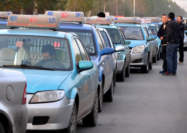 Taxis wait for the supply of natural gas to resume near a gas station in Xingtai, Hebei province, on Sunday. The supply was cut off after a major gas pipeline was damaged early that day. Huang Tao / for China Daily Repairs on Hebei gas line completed