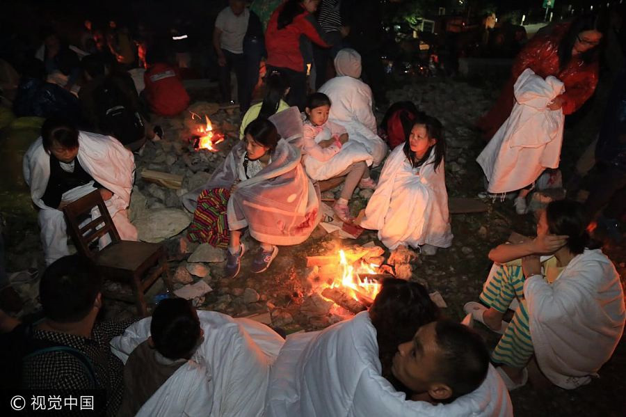 Rescuers work overnight to save quake victims