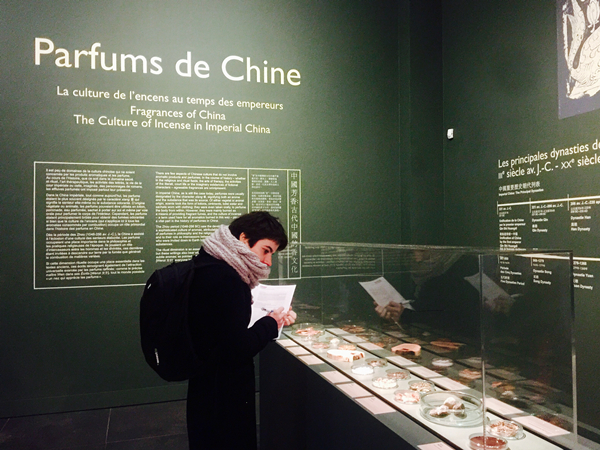 Une femme, son parfum et son temps