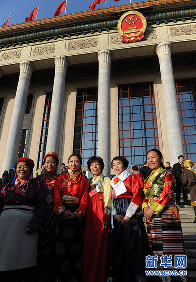 圖：代表們在人大大會(huì)堂外留影