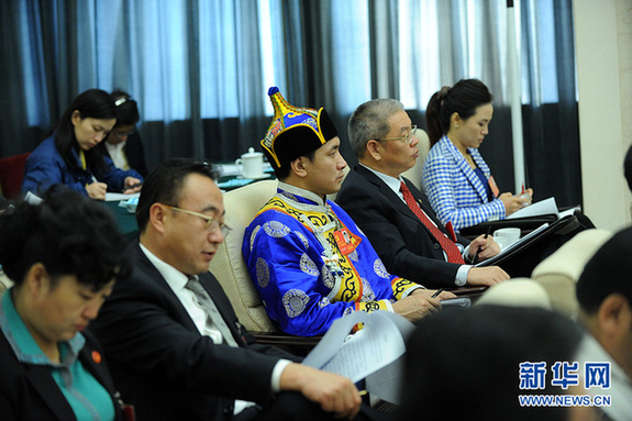 甘肅省代表團(tuán)討論對中外記者開放