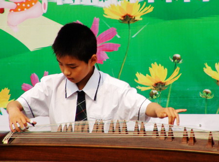 河南項(xiàng)城小學(xué)生唱紅歌慶六一