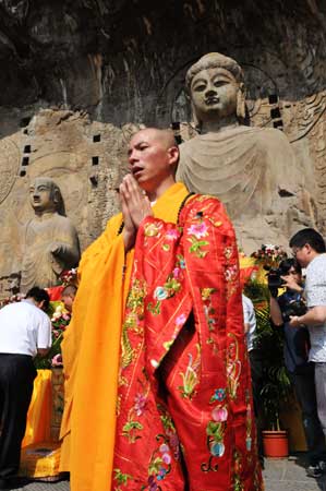 百名高僧祈福拜謁洛陽龍門石窟