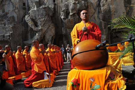 百名高僧祈福拜謁洛陽龍門石窟