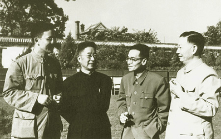 華羅庚、老舍、梁思成、梅蘭芳在休息時(shí)交談