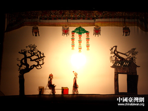 逛古宅看皮影 網媒記者感受關中民俗魅力