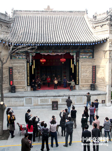 逛古宅看皮影 網媒記者感受關中民俗魅力