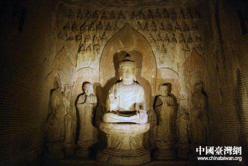 “網上看河南”走進洛陽 記者夜游龍門石窟