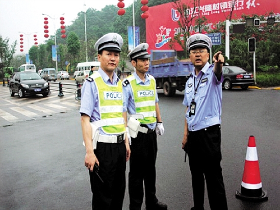 市交警支隊(duì)直屬二大隊(duì) ：備戰(zhàn)“滑水賽”交警冒雨演練