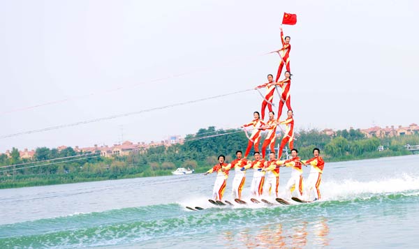 中澳藝術(shù)滑水賽膠州開(kāi)賽 冷門(mén)項(xiàng)目逐漸為人熟知