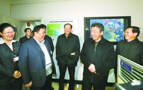 盧展工：你們的辛苦付出換來了節(jié)日的祥和歡樂