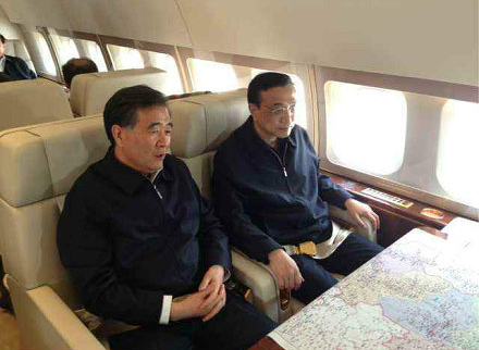 李克強(qiáng)乘專機(jī)赴四川雅安地震災(zāi)區(qū)