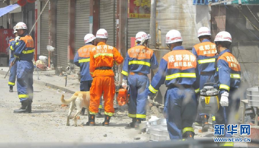 四川消防救援隊(duì)廢墟里營(yíng)救出被埋群眾