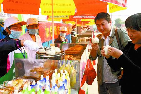 鄭州百輛放心早餐車開張營業(yè)