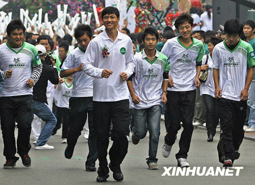 武漢舉行萬(wàn)人健康跑