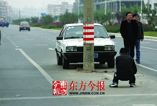 鄭州最雷人直行道：順直行箭頭走十米是電線桿