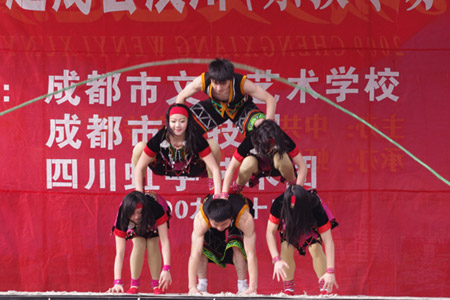 四川省文聯(lián)、四川省雜協(xié)組團(tuán)赴汶川慰問(組圖)