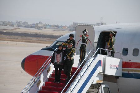 東航班機(jī)載云南赴海地維和警察回歸故里
