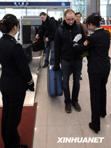 鐵警“女子安檢隊(duì)”亮相北京南站