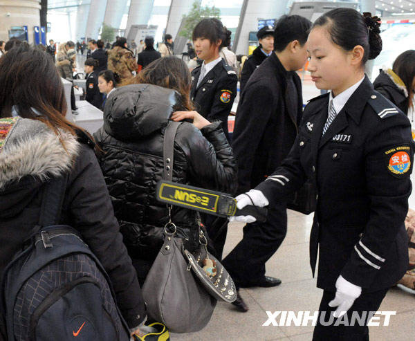 鐵警“女子安檢隊(duì)”亮相北京南站