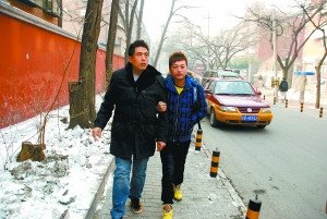 國(guó)內(nèi)首例公開(kāi)辦婚禮同性戀者每天遭數(shù)十人圍觀