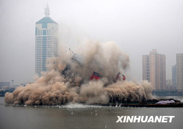 南昌市五星級(jí)五湖大酒店爆破拆除 僅13年樓齡