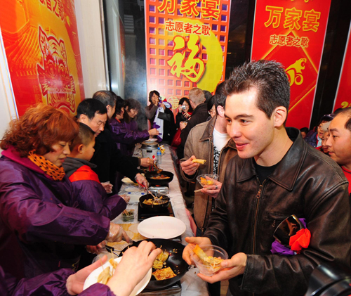 武漢:“萬家宴”盛情慶小年