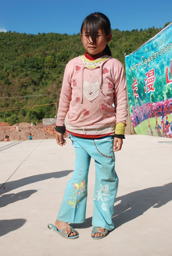 瑤家囡身長(zhǎng)巨瘤八年引發(fā)“愛(ài)心接力”(組圖)