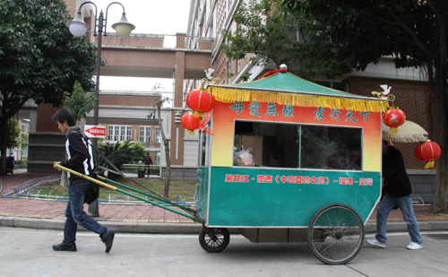 福州大學(xué)生親身感受拉“感恩號”板車行孝(圖)
