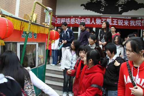 福州大學(xué)生親身感受拉“感恩號”板車行孝(圖)