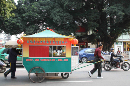 親兄弟千里載母徒步四千公里欲赴臺環(huán)島游