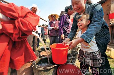 云南省抗旱找水專家組打出第一口出水井