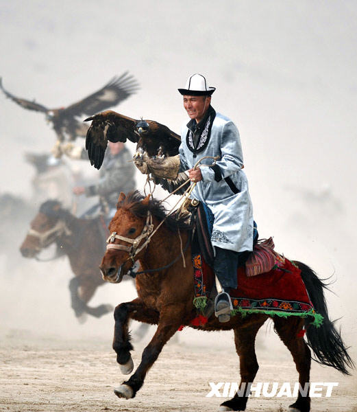 新疆“獵鷹之鄉(xiāng)”上演“空地大戰(zhàn)”