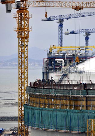 福建LNG兩個新增儲罐項目完成氣升頂