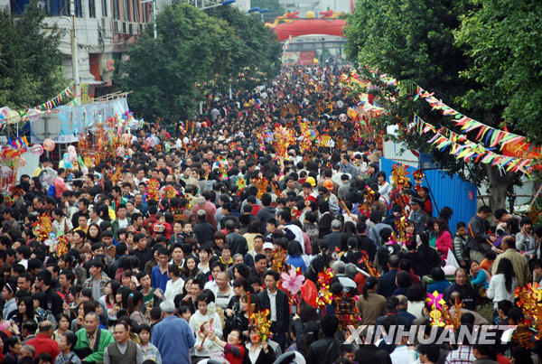 廣州“波羅誕”千年廟會人如潮涌
