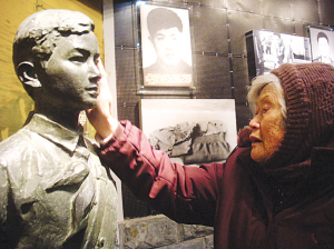 83歲老母鎮(zhèn)江烈士陵園內(nèi)探望“13歲”獨(dú)子