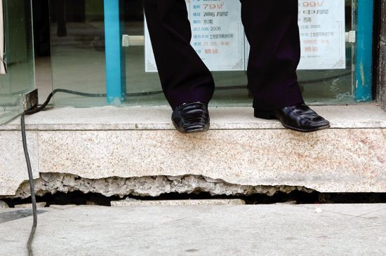 深圳填海區(qū)多樓盤沉降 人行道上現(xiàn)