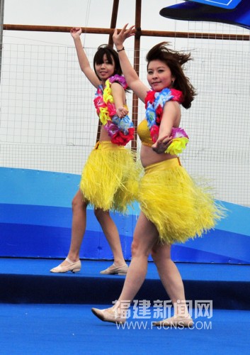 福建東山美少女風(fēng)中秀草裙舞