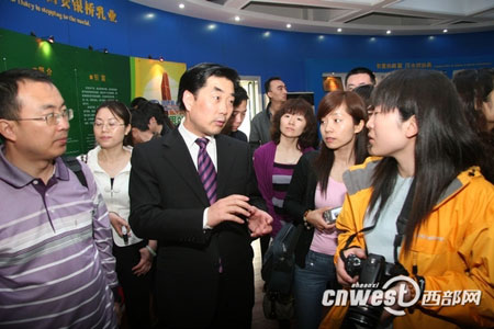 全國網(wǎng)絡(luò)媒體走進(jìn)銀橋乳業(yè) 感受“銀橋理念”